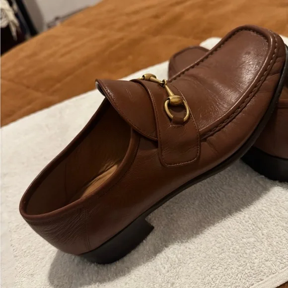 Gucci Tan Leather Men's Slip-On Loafers with Gold Detail - Picture 5 of 6
